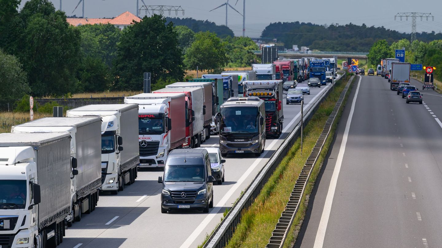 Verkehr: Grenzkontrollen sorgen für kilometerlangen Stau auf A12