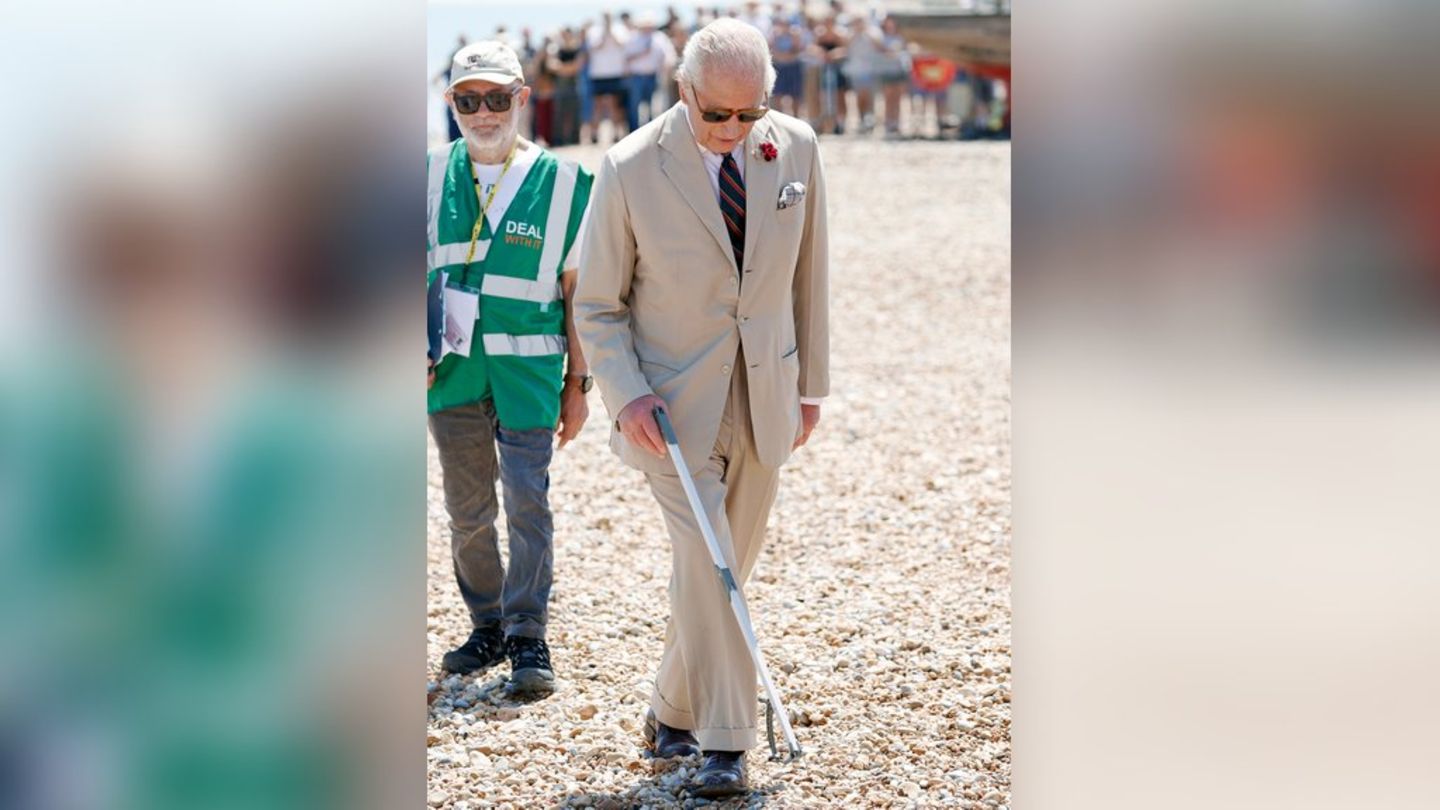 König Charles III.: Der Monarch sammelt am Strand Müll