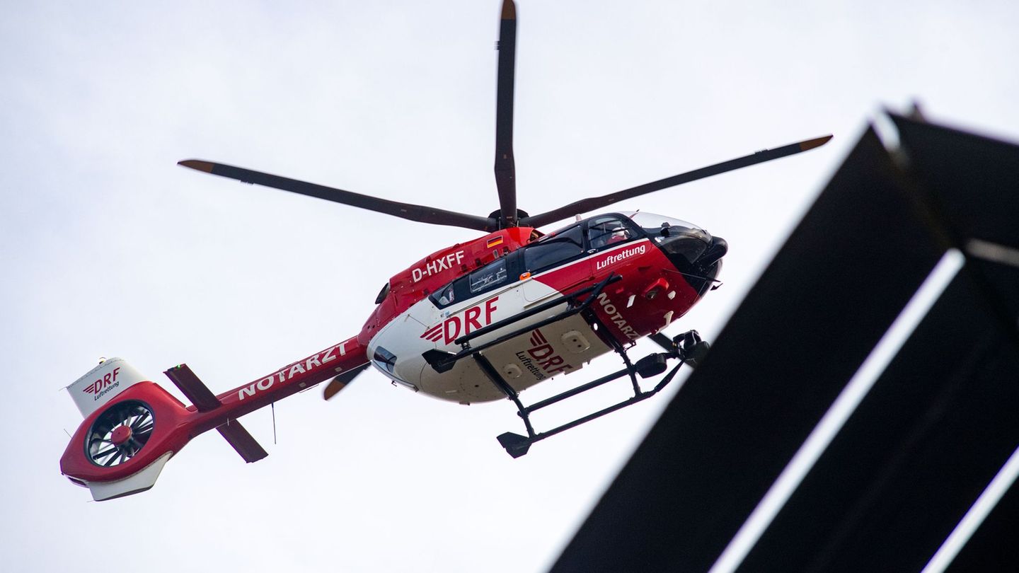 Rettungshubschrauber-Einsatz: Mann fällt von Löschfahrzeug – schwer verletzt
