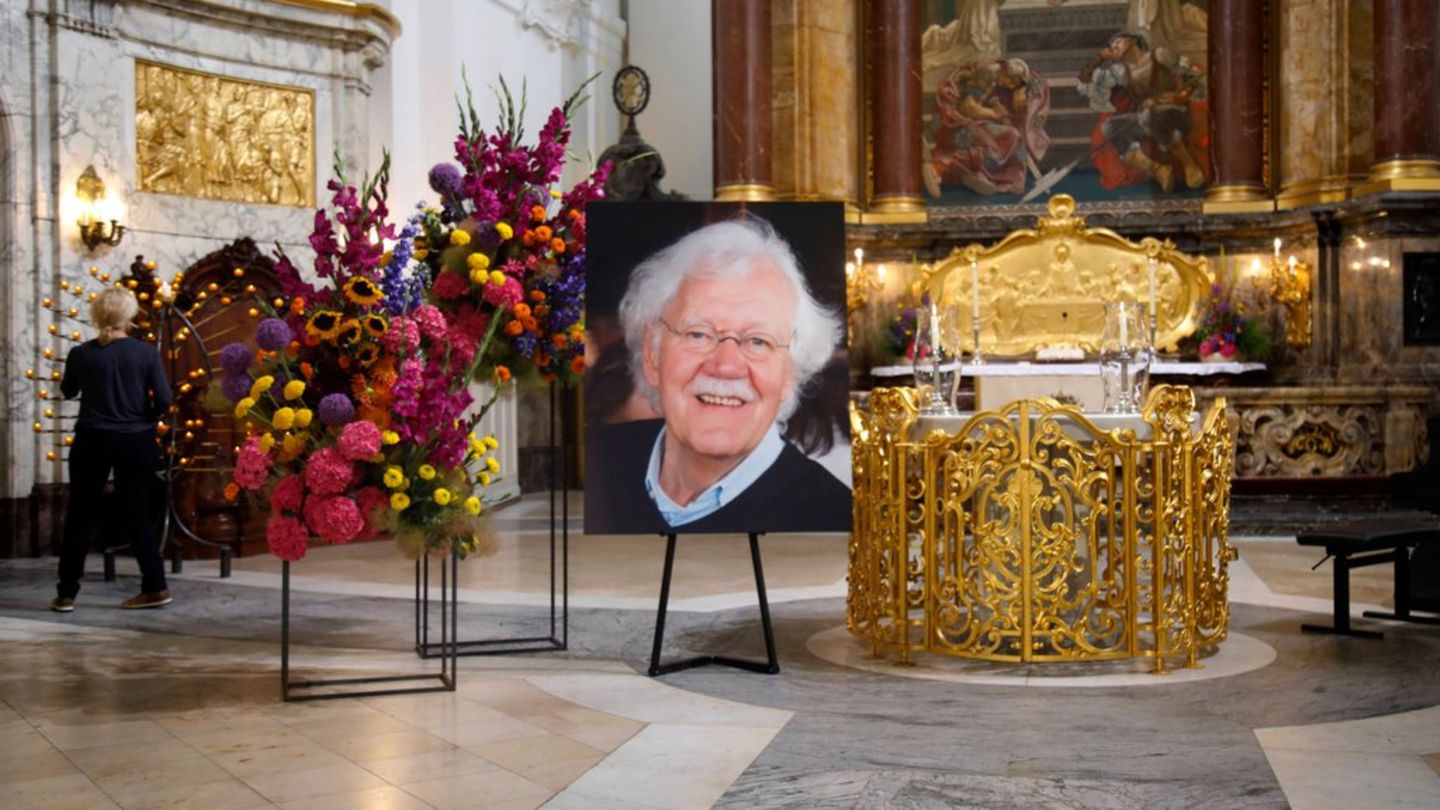 Gedenkfeier für Carlo von Tiedemann: Viele versammeln sich im Hamburger Michel