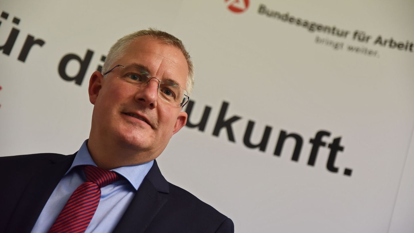 Beschäftigung: Agenturchef ermutigt zur Arbeit für die Rüstungsindustrie