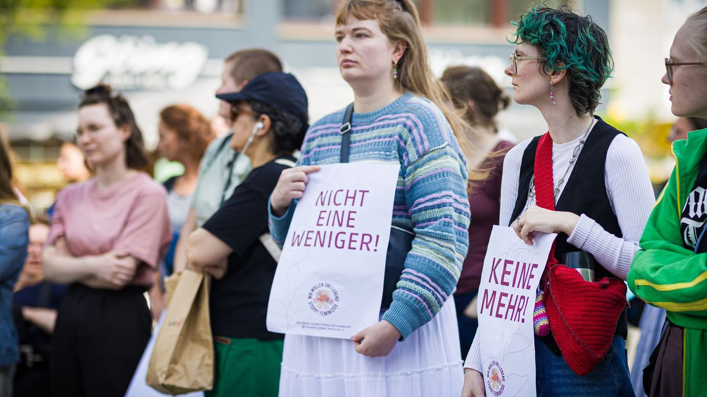 Kundgebung in Hannover: Wieder ein Femizid? Freunde erinnern an getötete 26-Jährige