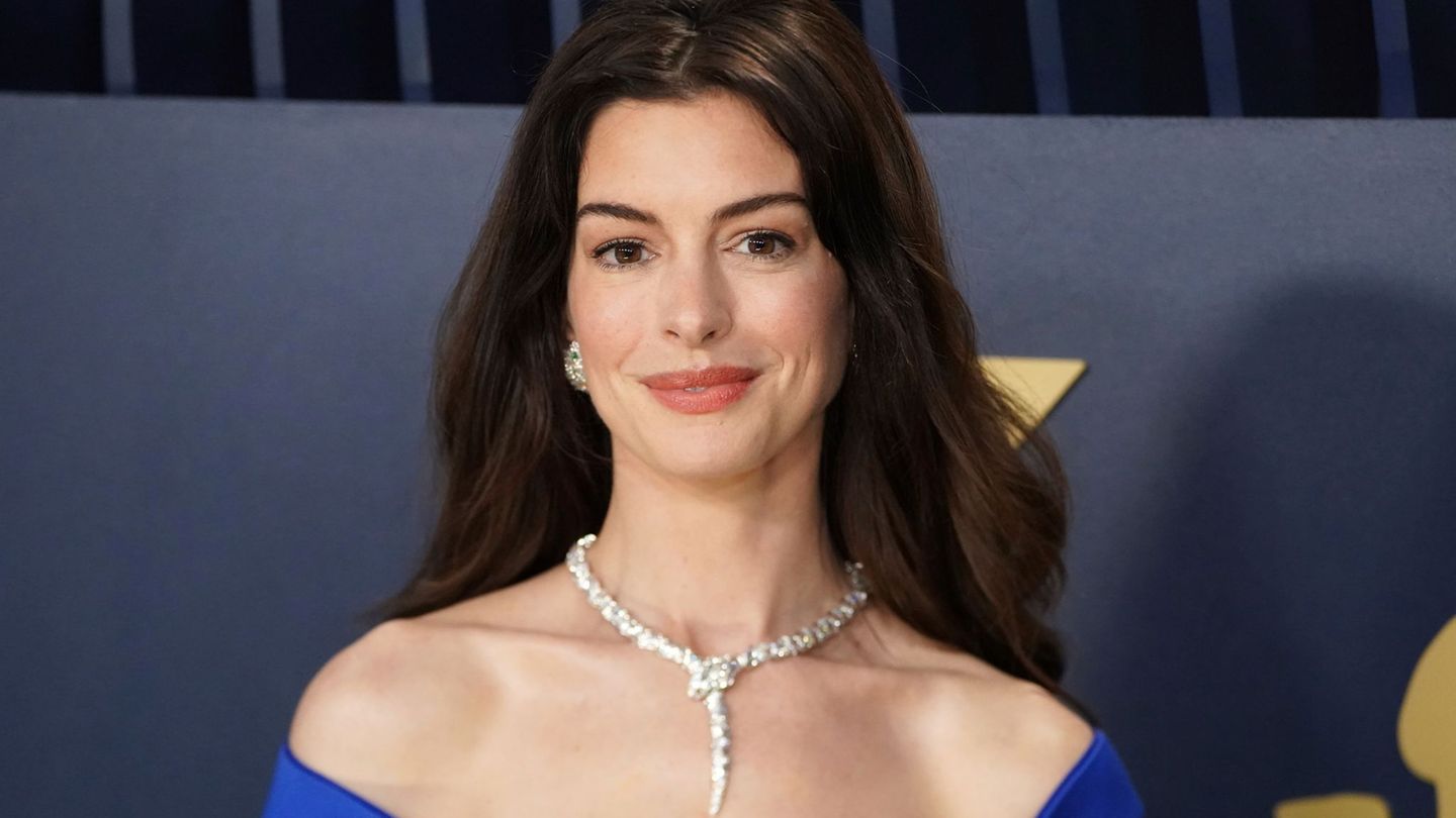 Film: Anne Hathaway und Dakota Johnson in Hoover-Adaption