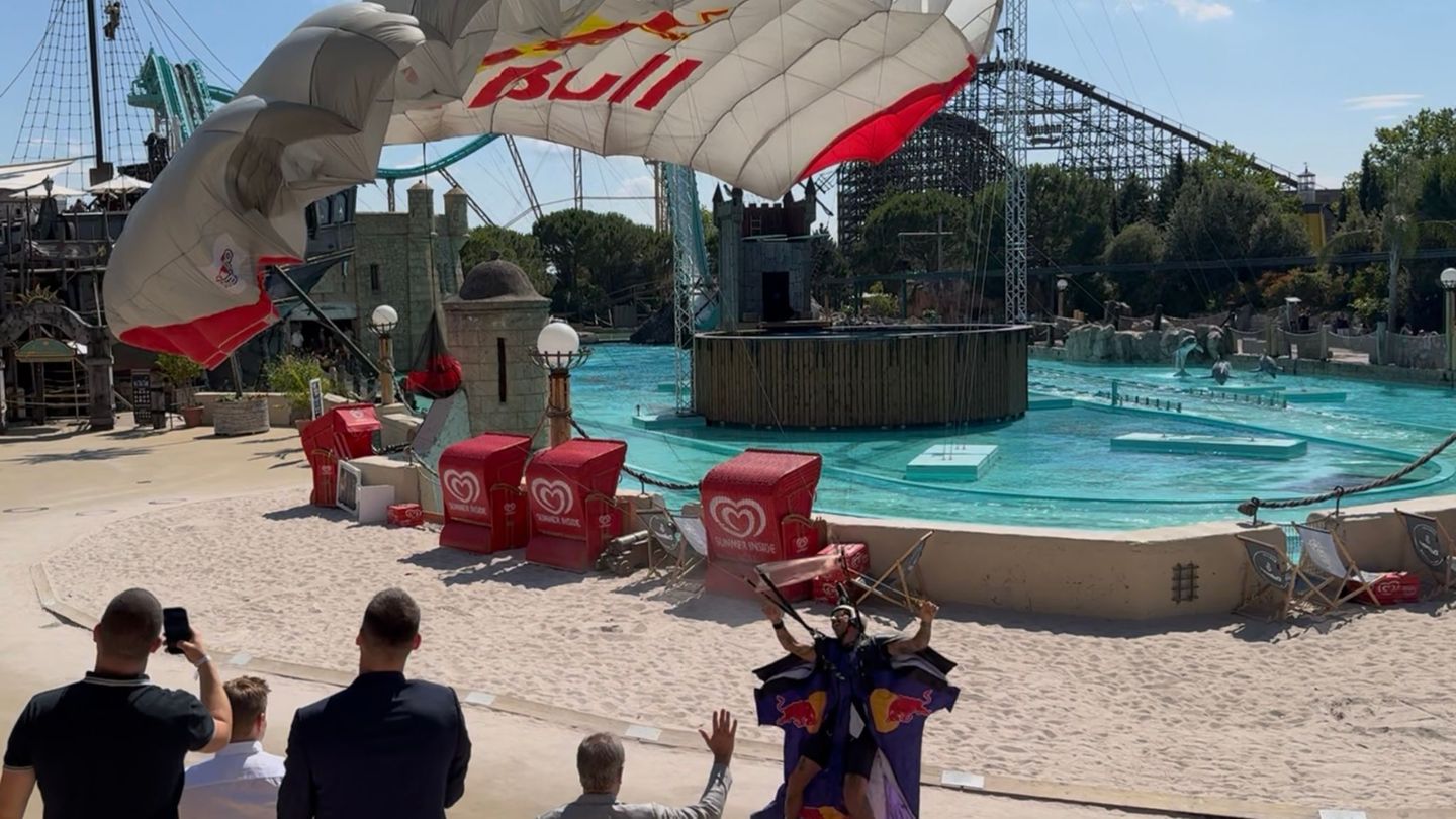 Europa-Park: Wingsuit-Sportler springen aus Zeppelin