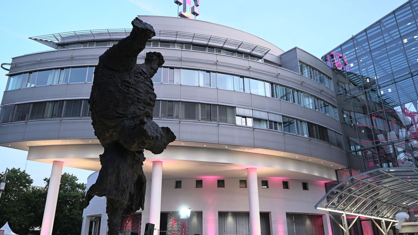 Kunstwerk enthüllt: Telekom kauft acht Meter hohen Bronze-Elefanten
