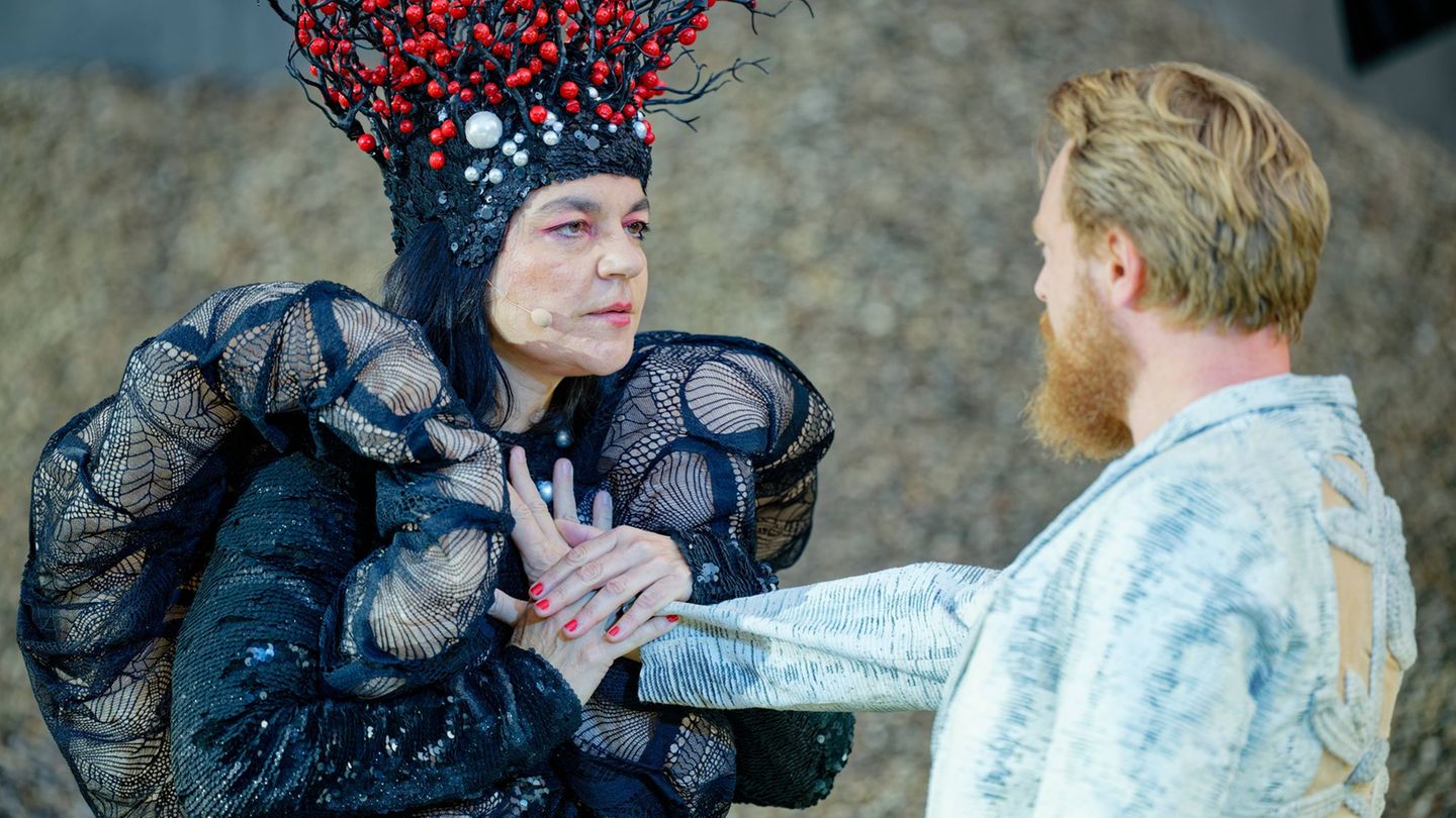 Mythos vor dem Dom: Kampf im Kies – Nibelungen-Festspiele zeigen „See aus Asche“