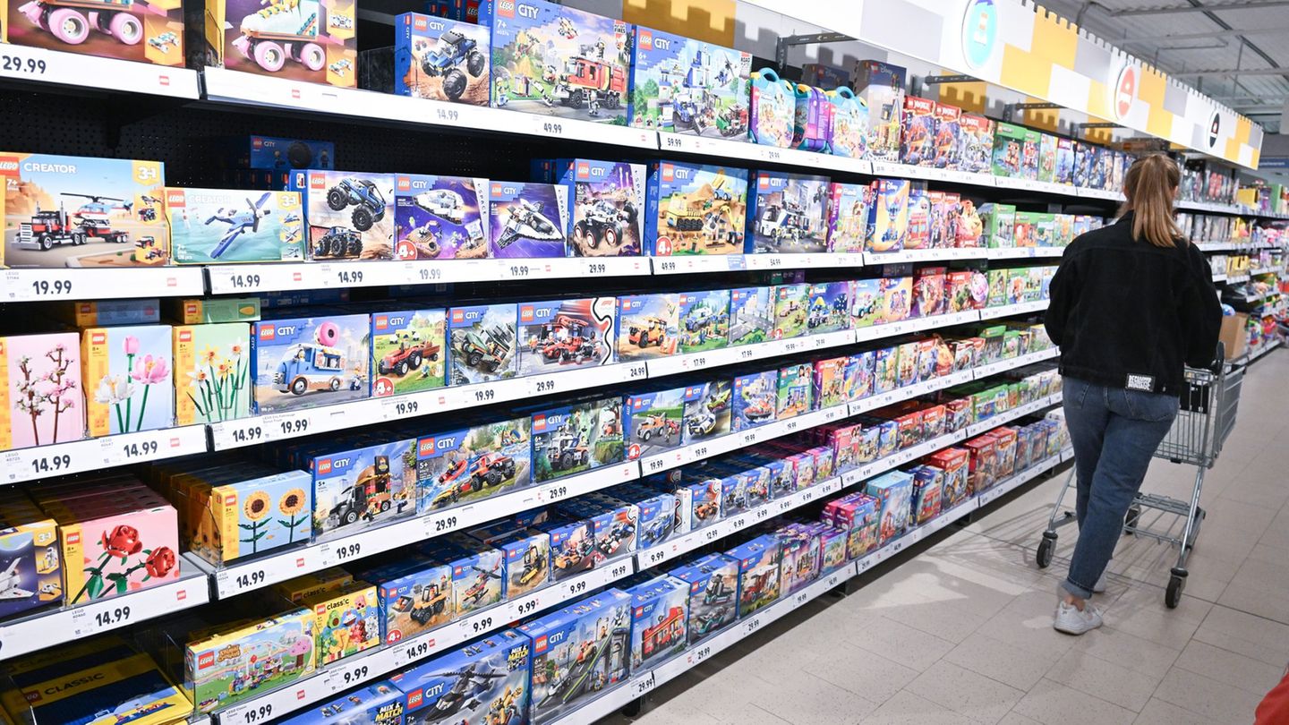 Aldi, Edeka und Co.: Von Fotos bis Versicherungen: Was Lebensmittelhändler bieten