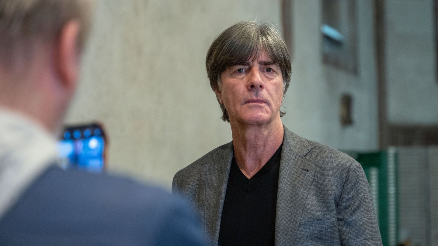 Weltmeister-Trainer: Joachim Löw prüft Anfragen von Vereinen und Nationalverband