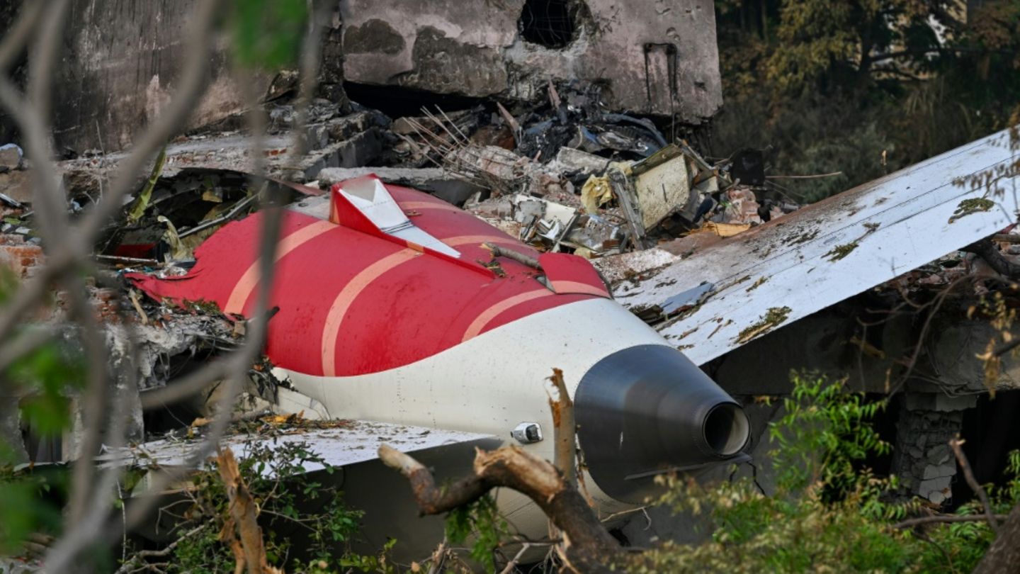 Flugzeugabsturz in Indien: Treibstoffzufuhr wurde offenbar unterbrochen