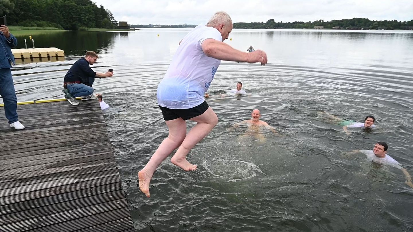 Gewässerschutz: „Big Jump“ des Umweltministers in den Inselsee