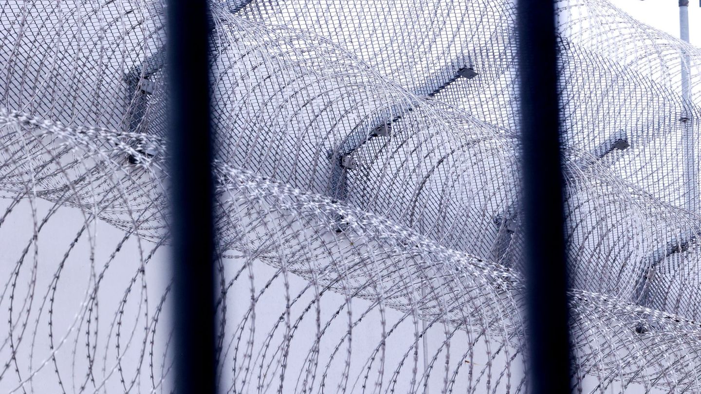 Spektakuläre Flucht: Häftling flieht in Tasche von Mitgefangenem aus Gefängnis