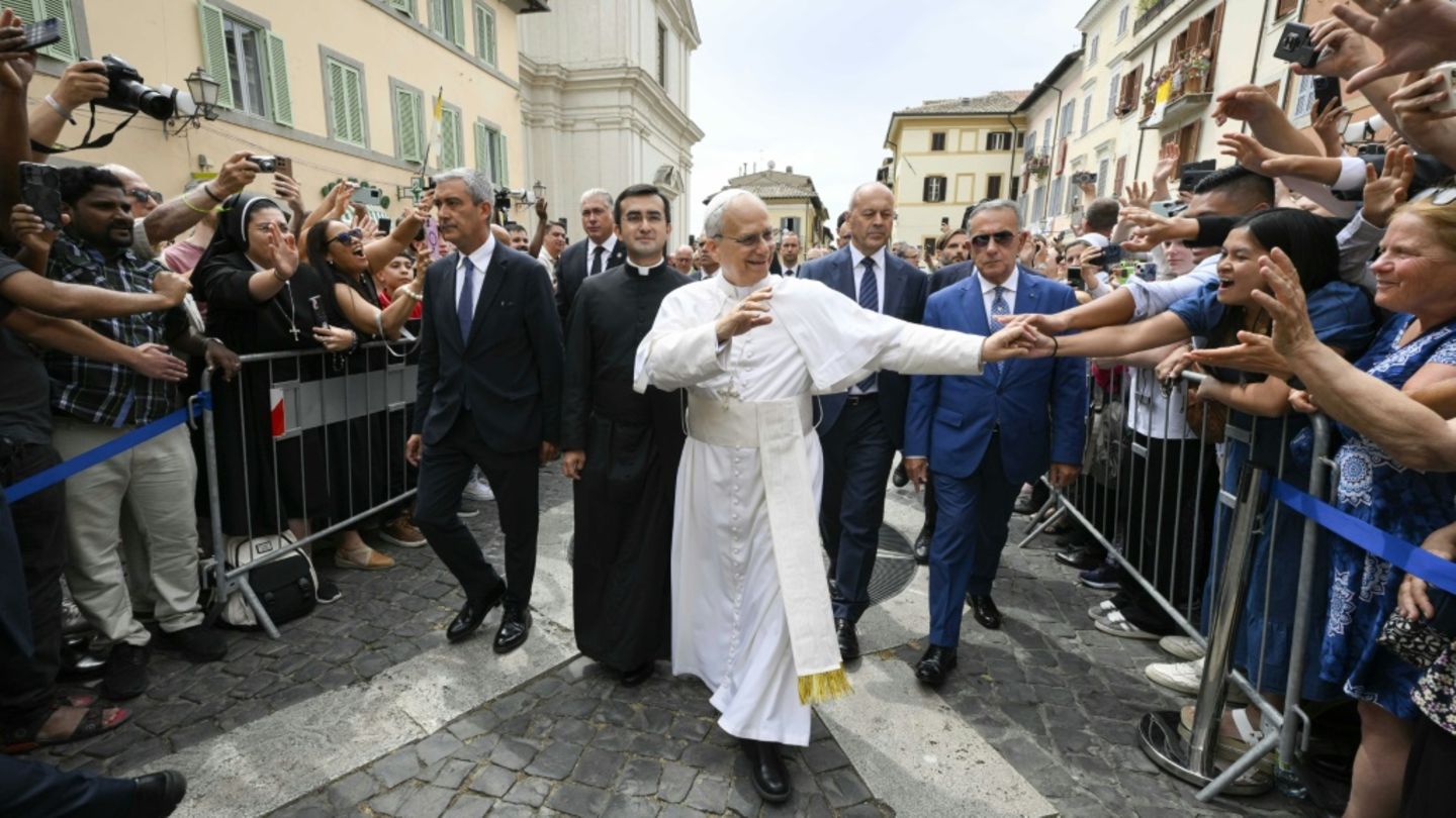 Tausende Menschen nehmen an Angelusgebet von Papst Leo XIV. in Castel Gandolfo teil