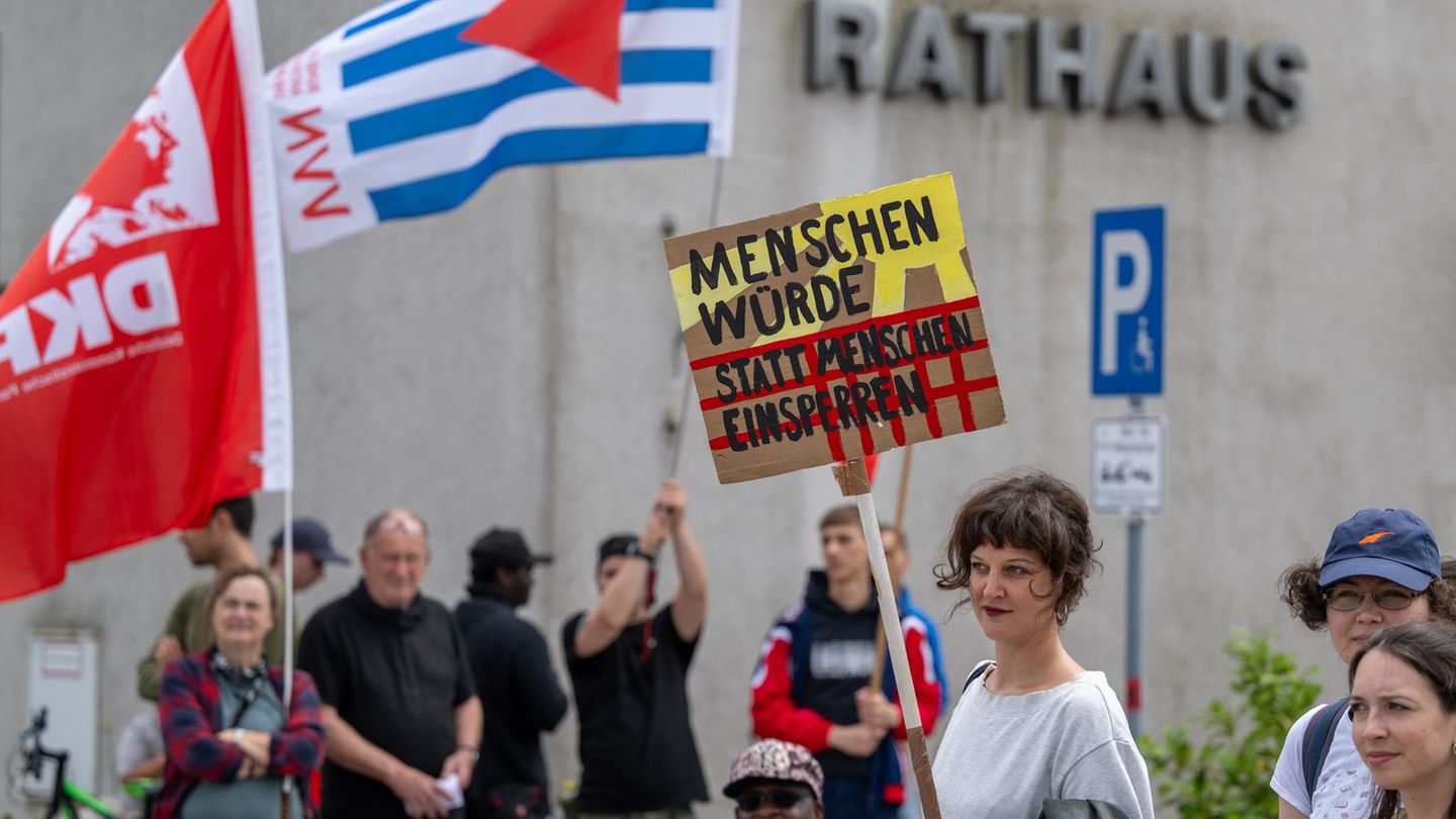 Migrationspolitik: Demonstranten fordern Stopp für Flughafen-Ausreisezentrum