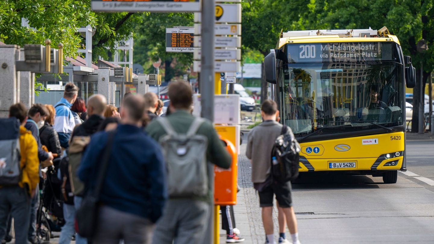 Weiterhin Fahrer gesucht: BVG wird Bus-Angebot auch 2026 nicht wieder hochfahren