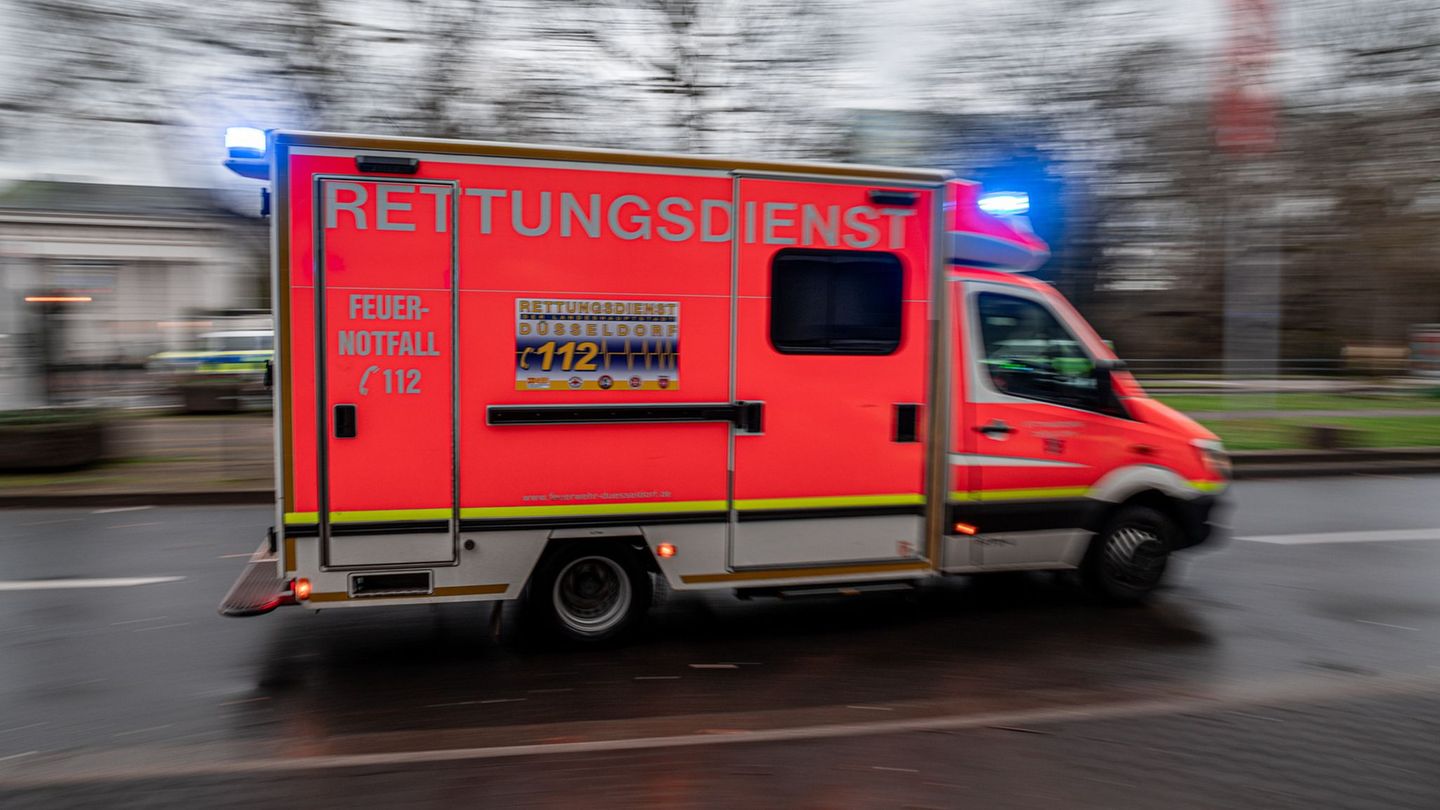 Schwerer Autounfall: Ein Toter und eine Schwerverletzte bei Zusammenstoß