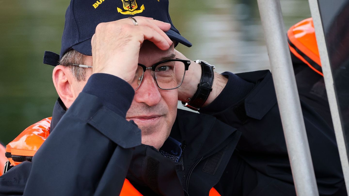 Bundespolizei See: Dobrindt: Neue Bedrohungslage für Bundespolizei See