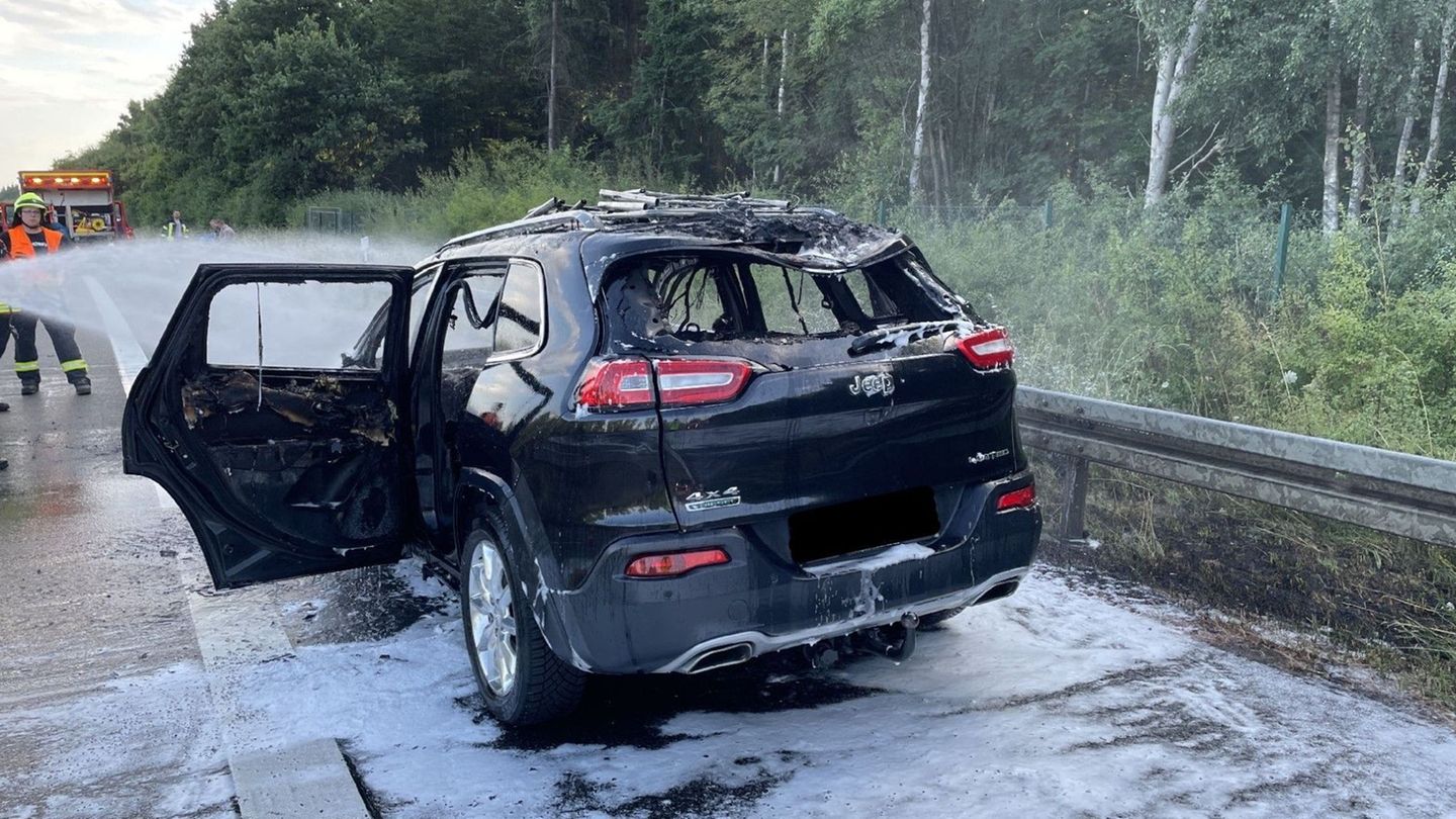 Brennendes Auto: Auto mit Wohnwagen beginnt auf Autobahn zu brennen