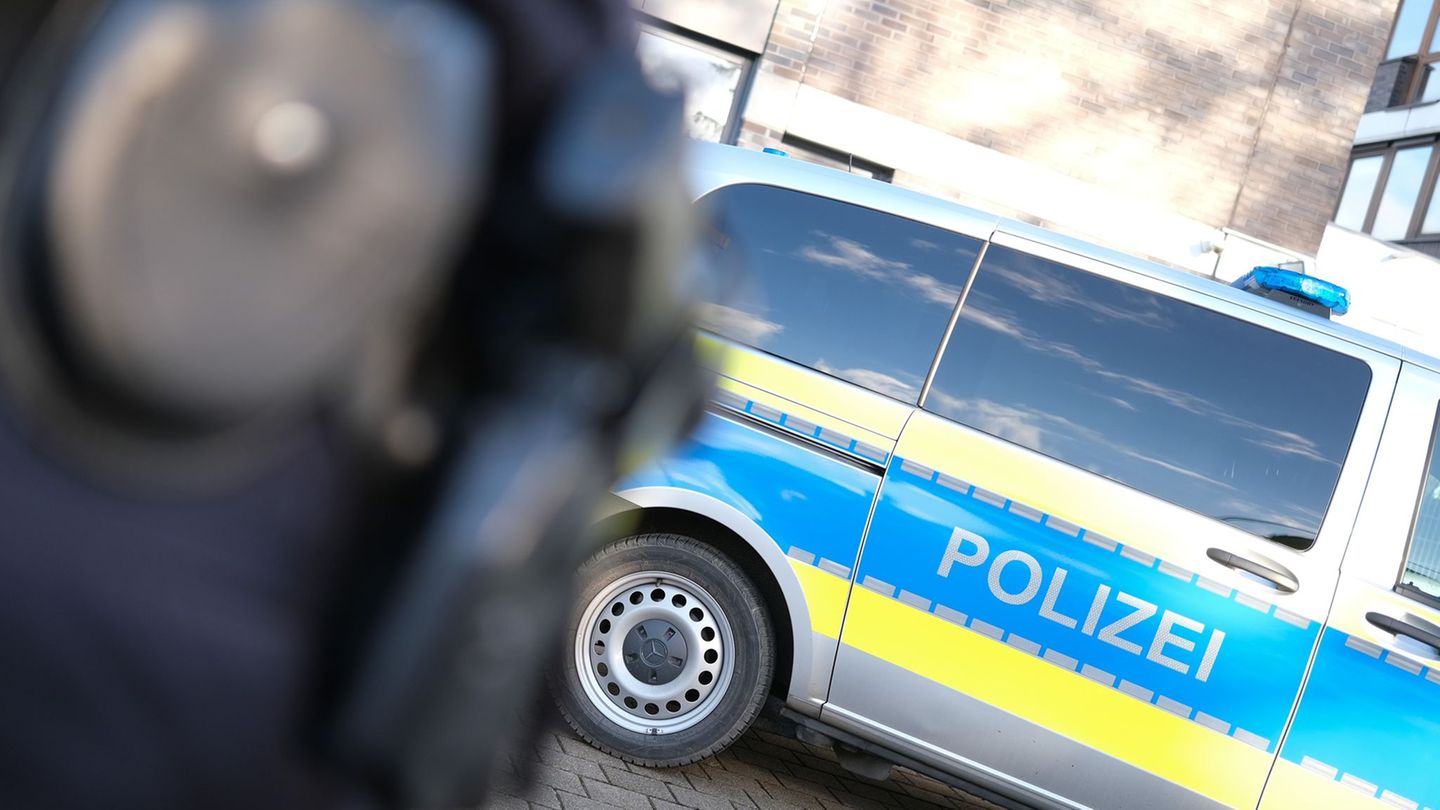 Kriminalität: Polizei: Zwei Männer bedrohen und erpressen Mann mit Waffe