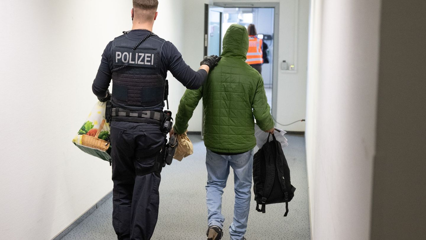 Flucht: Mehr Abschiebungen und weniger Asylsuchende