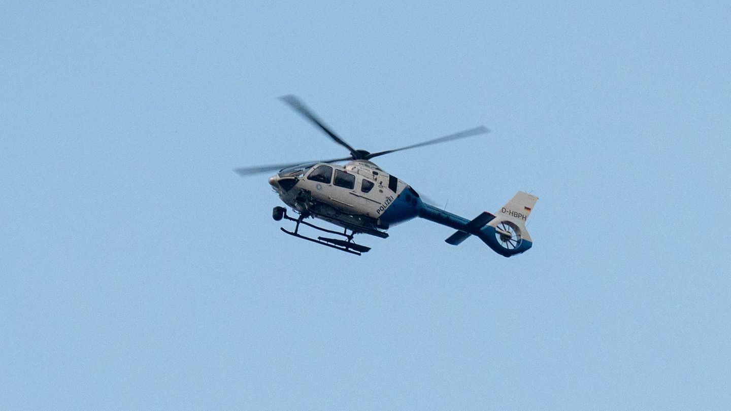 Fahndung mit Hubschrauber: Geldautomat in Bayern gesprengt – Täter flüchtig