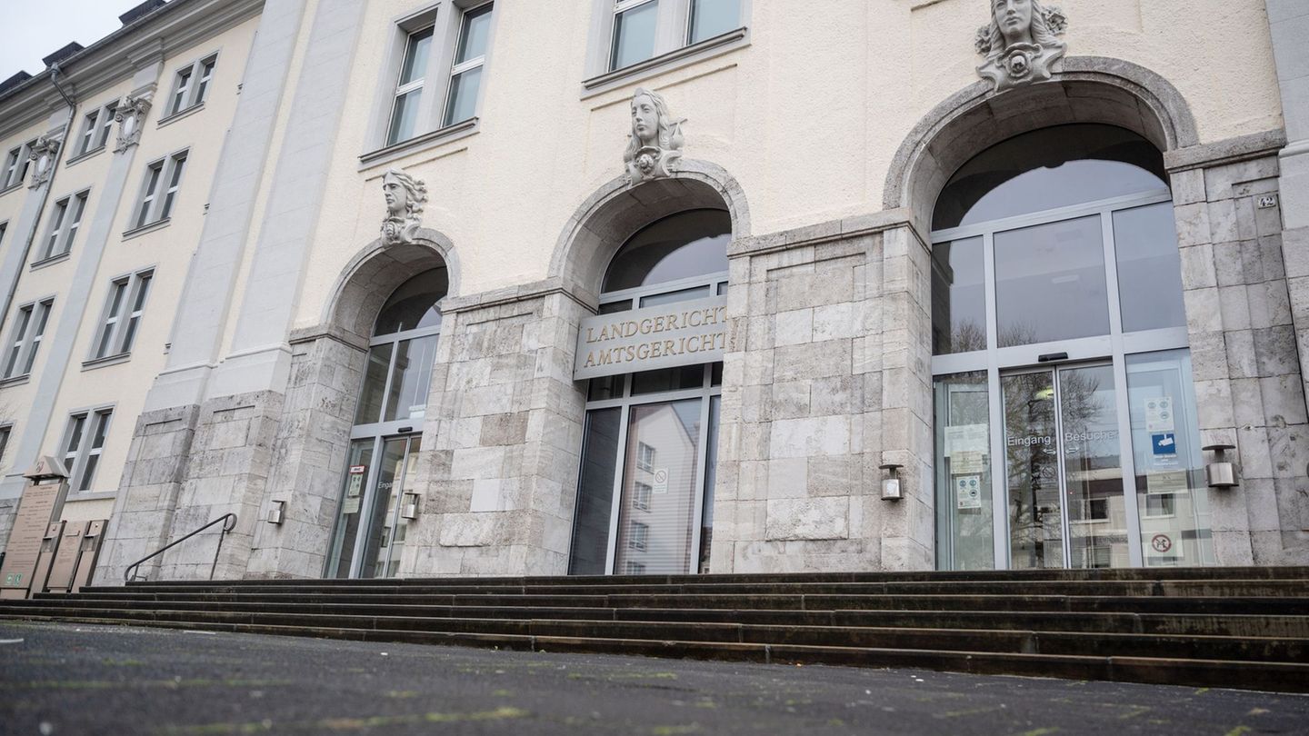 Landgericht Hagen: Unternehmer mit Kopfschüssen getötet: Angeklagter schweigt