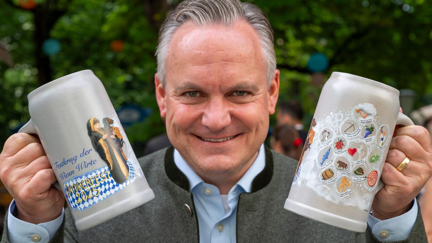 Oktoberfest: Wirtekrug: Münchner Kindl mit Bier und Dackel