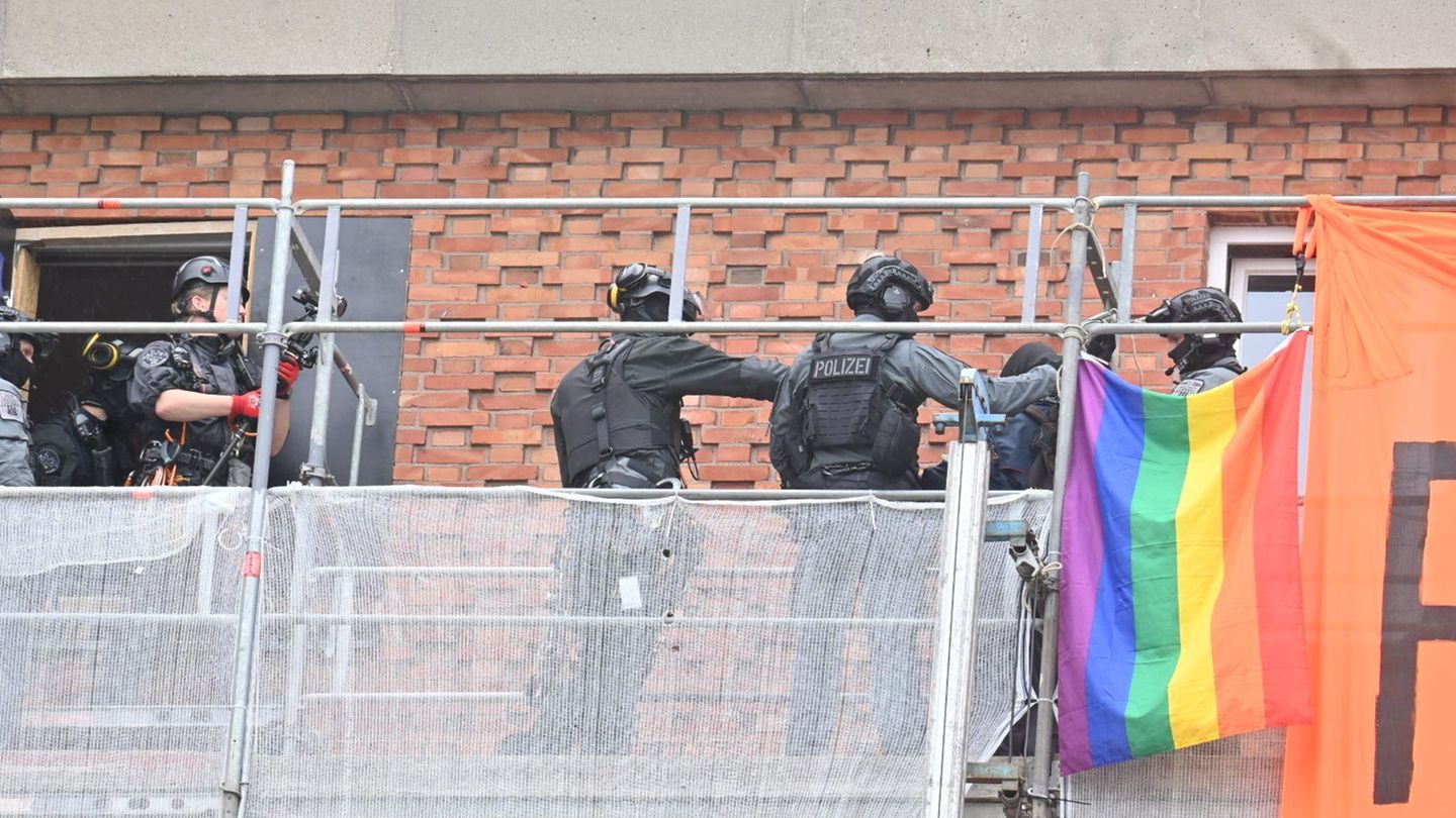 Protest: Protest vor Kieler Landtag für Maja T. von Polizei beendet