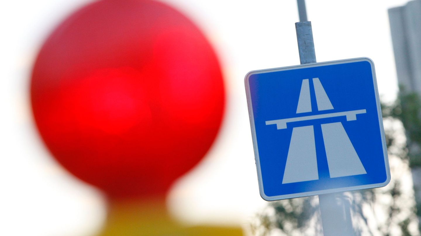 Berliner Autobahn: Avus gesperrt wegen kaputten Gullydeckels
