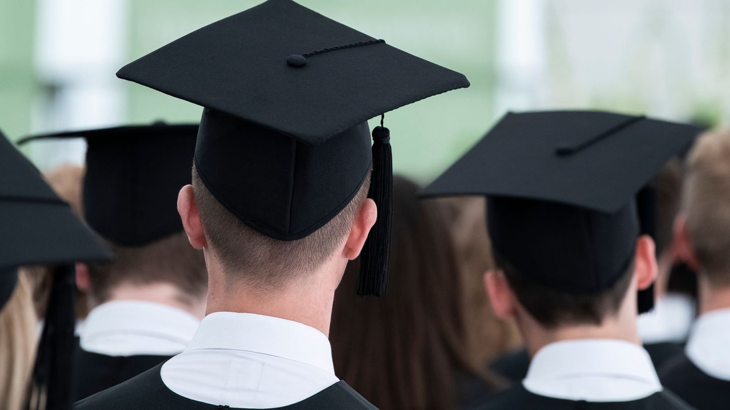 Bachelor und Master: Frauen studieren laut Statistik schneller