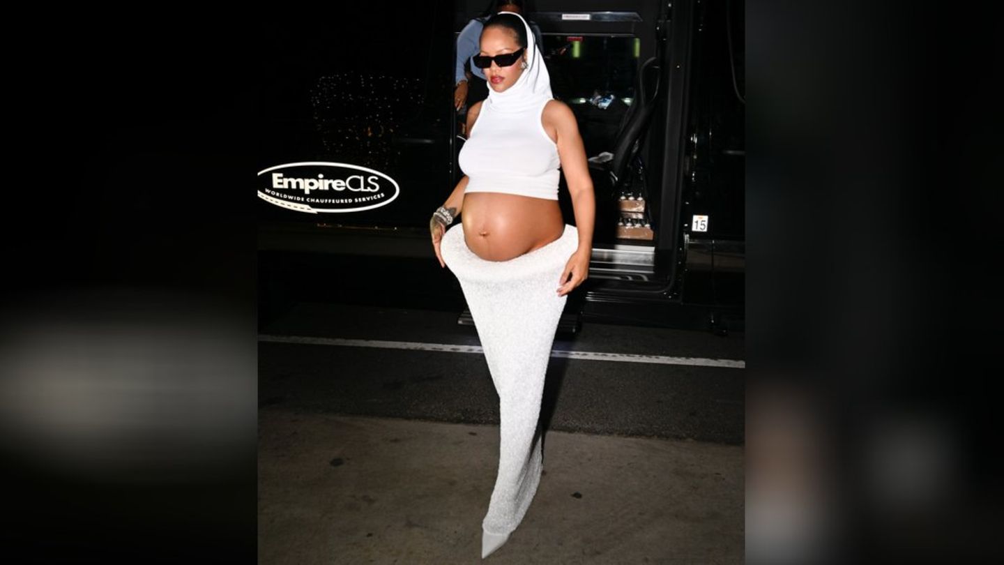 Ganz in Weiß: Rihanna macht ihren Babybauch zum Hingucker