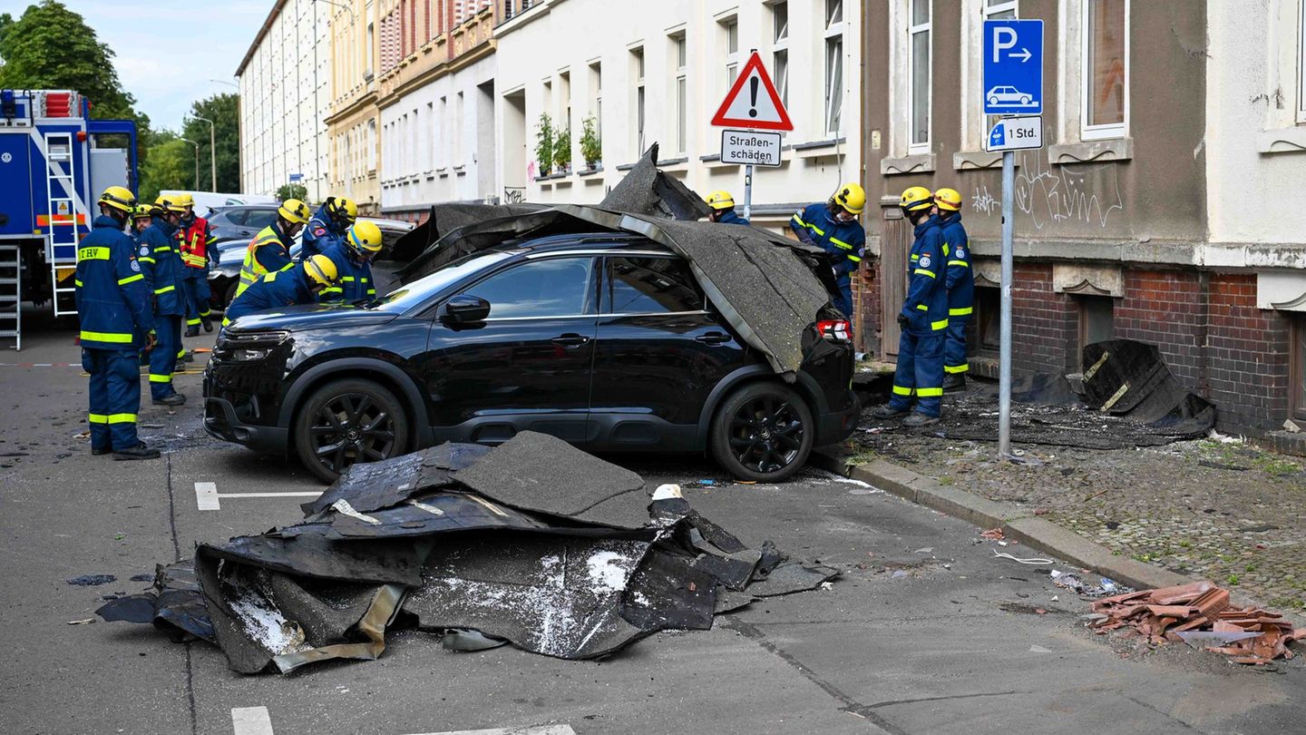 Herabstürzende Dachteile: Autos durch herabfallende Dachteile in Leipzig beschädigt