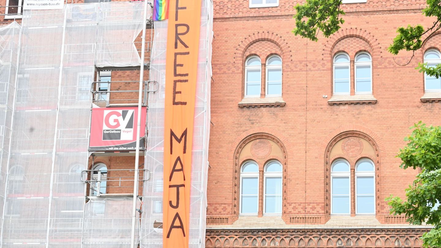 Protest: Protest vor Kieler Landtag für Maja T.