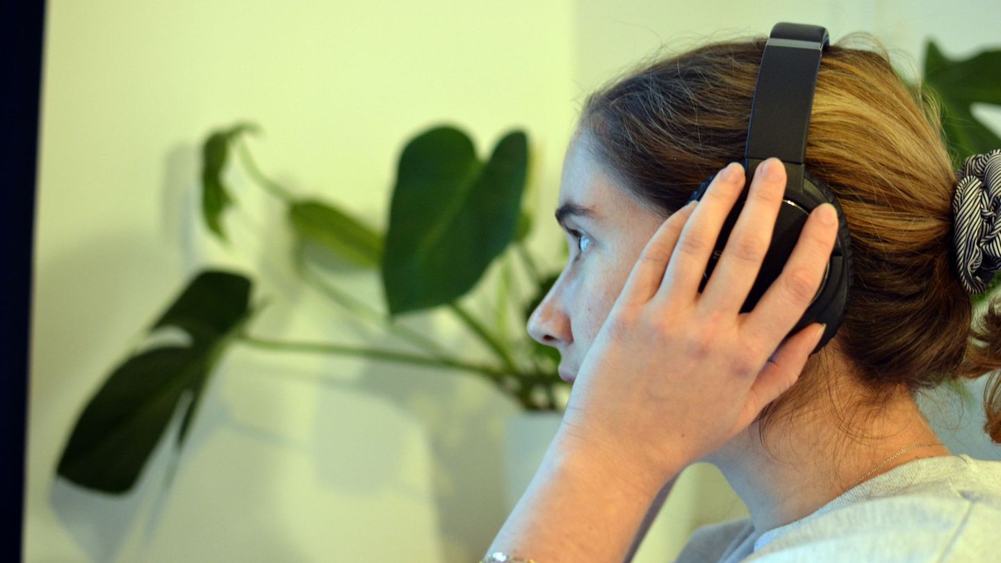 Streaming-Studie: Umfrage: Sehr viele Menschen tragen auch daheim Kopfhörer