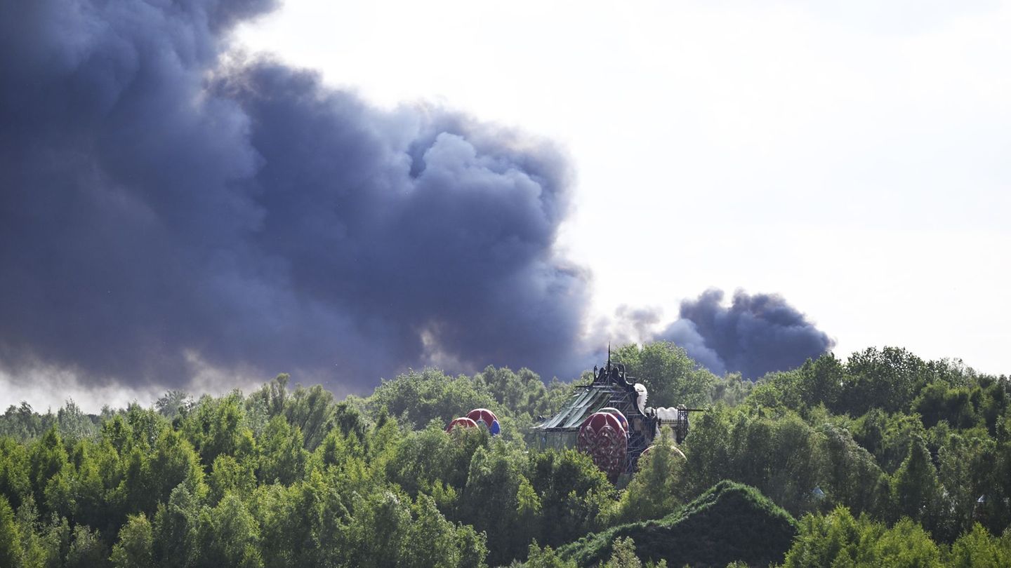 Feuer: Hauptbühne des Festivals Tomorrowland brennt