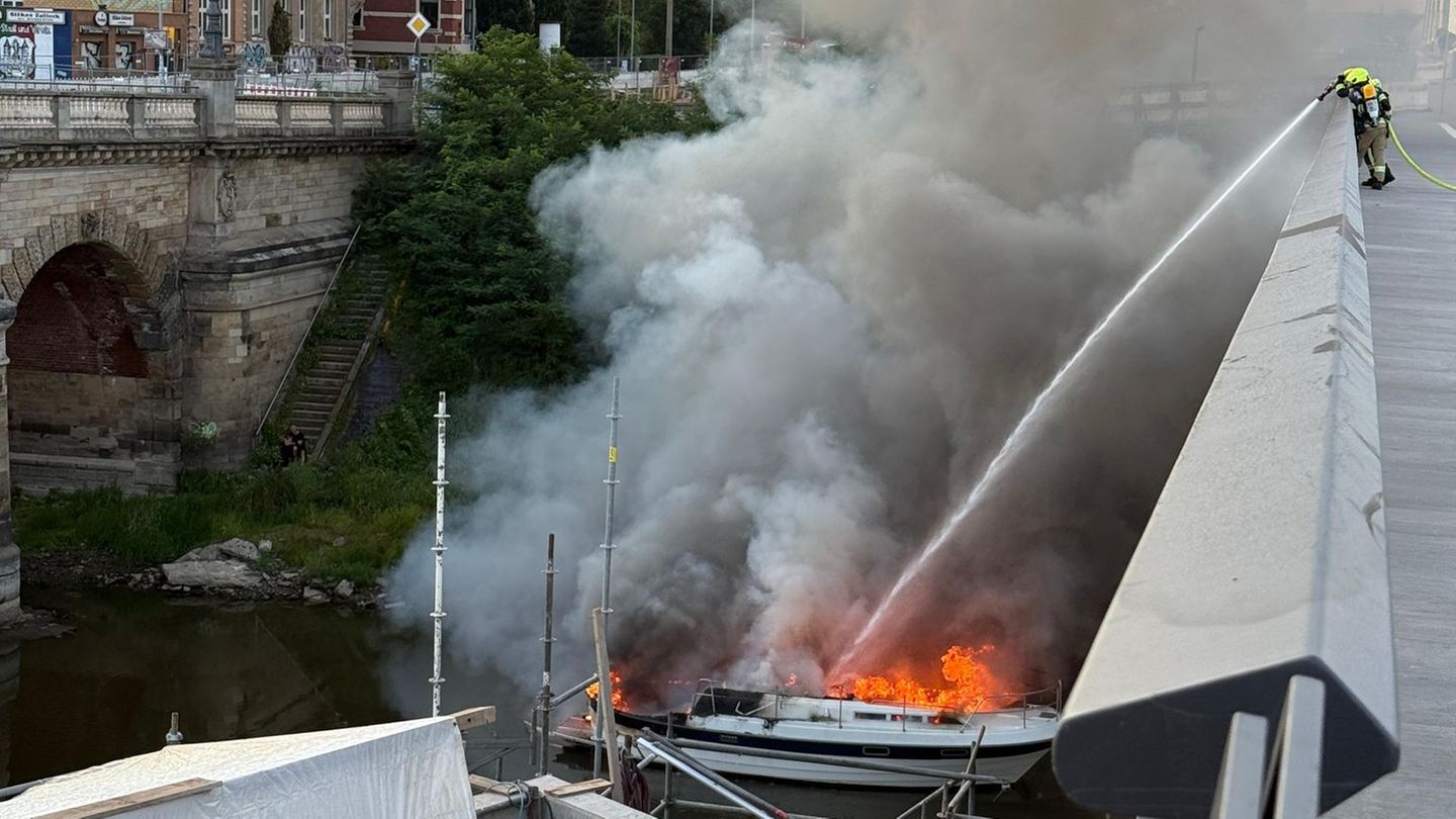 Brände: Sportboot auf der Elbe abgebrannt – Besitzer leicht verletzt