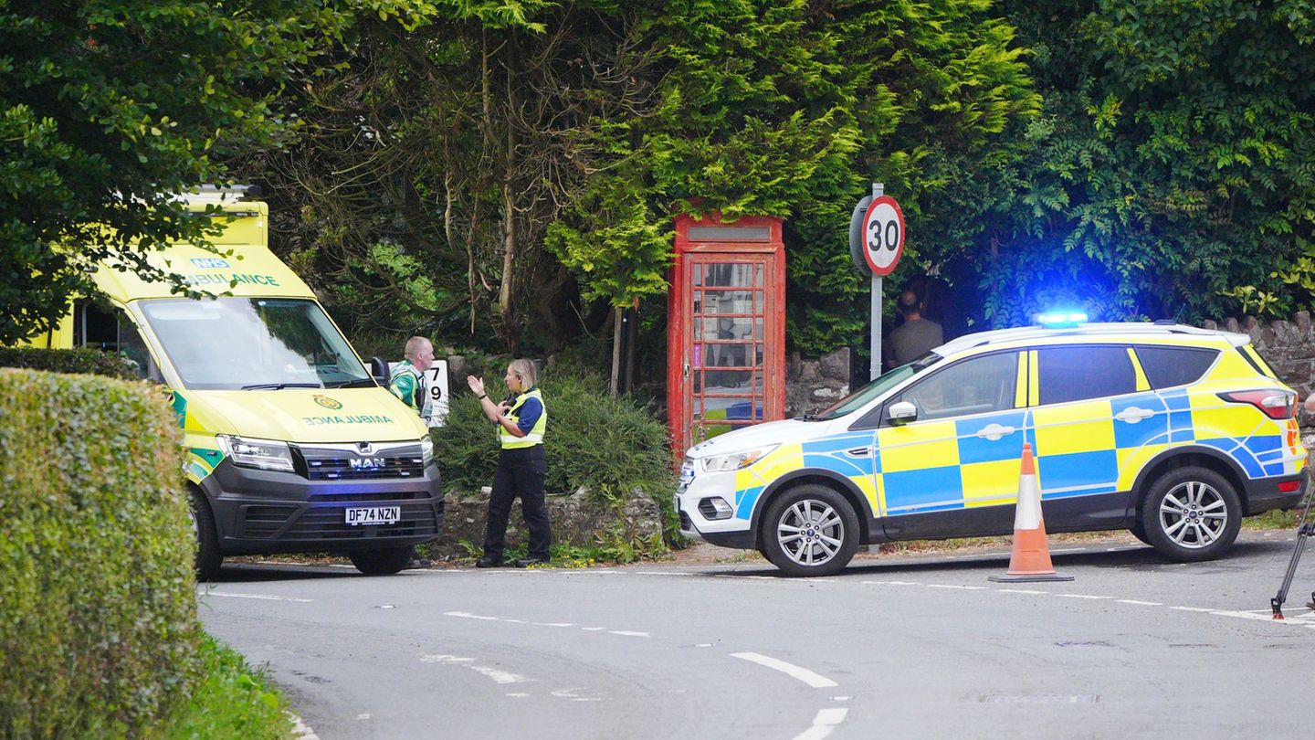 Verkehrsunfall: Bus in England verunglückt – Ein Kind tot, viele Verletzte