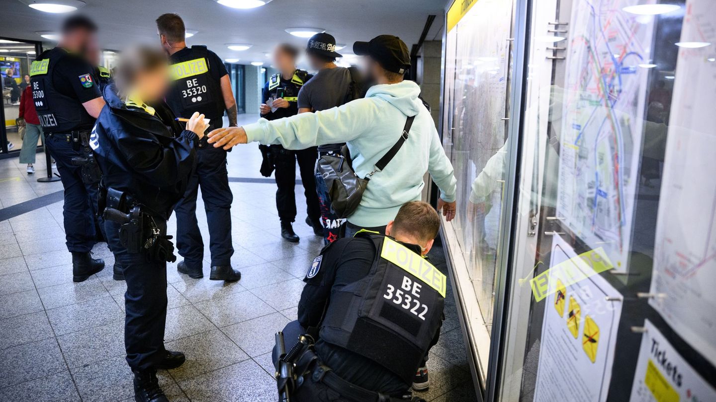Waffenverbot in Bahn und Bus: Messerverbot startet mit Kontrolloffensive der Polizei