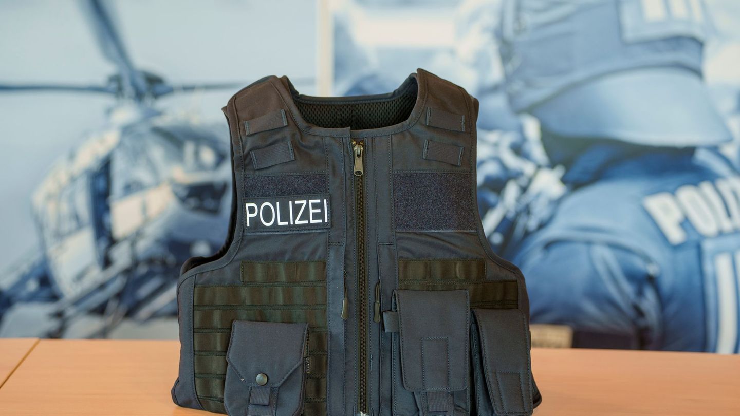 Ausrüstung: Neue Polizeiwesten schützen besser gegen Messerangriffe