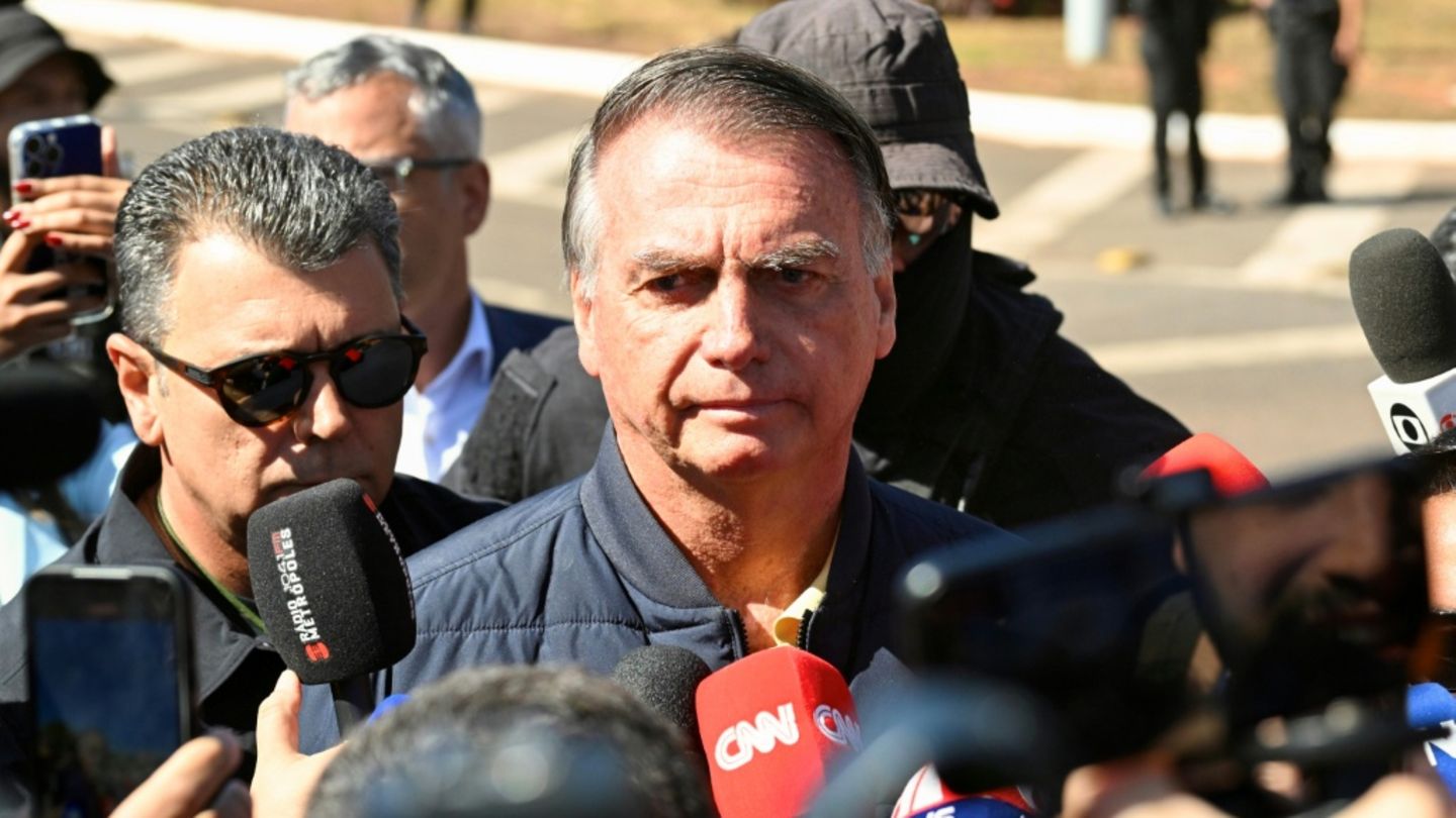 Oberstes Gericht: Brasiliens Ex-Präsident Bolsonaro muss Fußfessel tragen