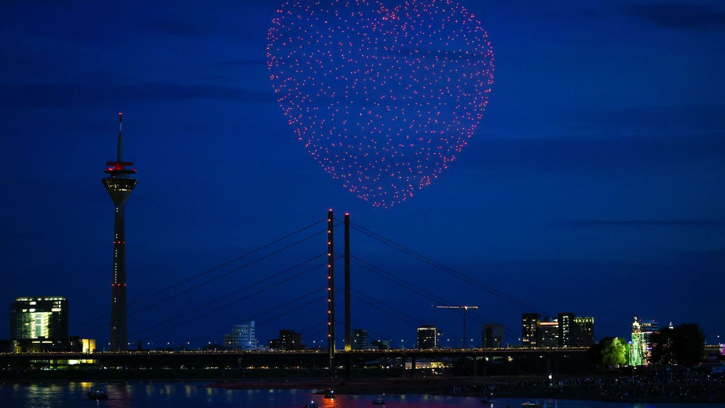1.000 Farbpunkte am Himmel: Drohnenshow und Feuerwerk sind Höhepunkt der Rheinkirmes