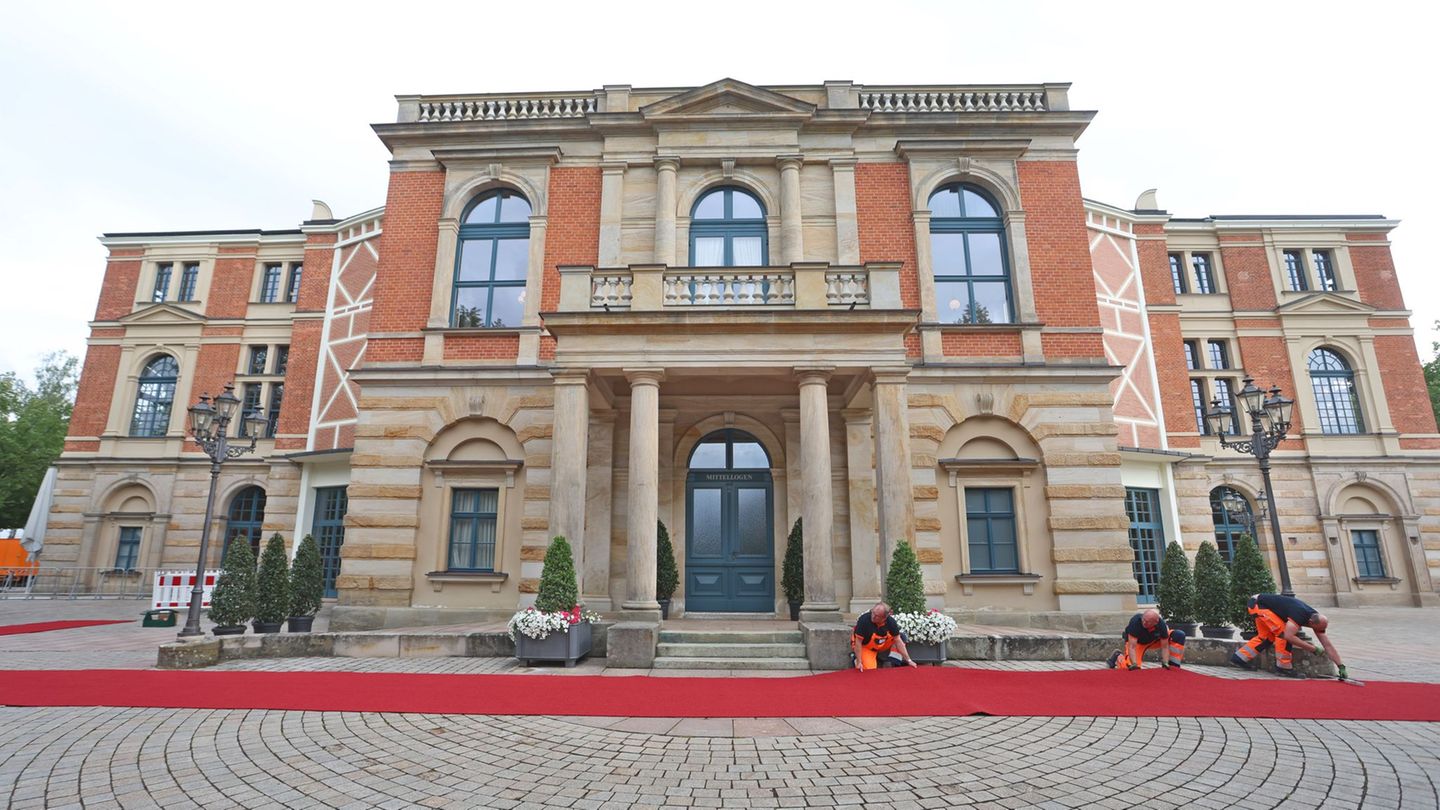 Opern-Spektakel: Merz, Merkel, Klöckner – die Politik reist nach Bayreuth