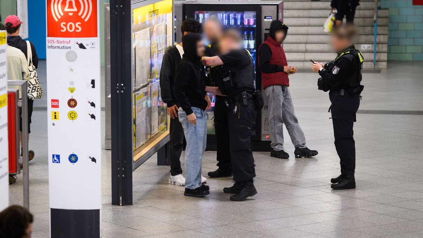 Waffenverbot in Bahn und Bus: Start des Waffenverbots: 600 Kontrollen, elf Messer gefunden