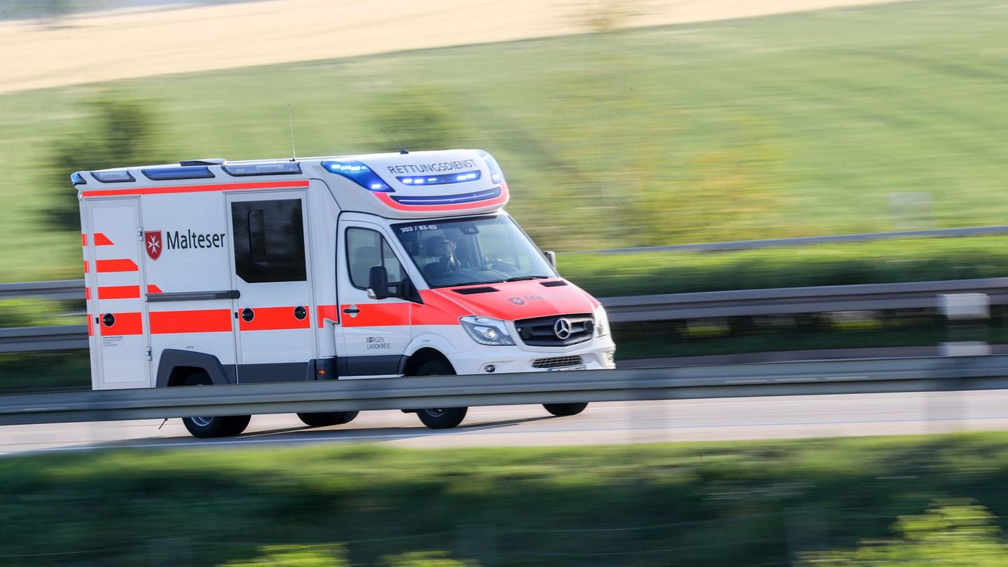 Unfälle: Auto prallt gegen Baum – Fahrer stirbt