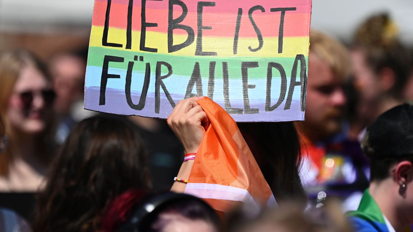 Kundgebungen: Viele Teilnehmer bei CSD-Kundgebung in Rostock