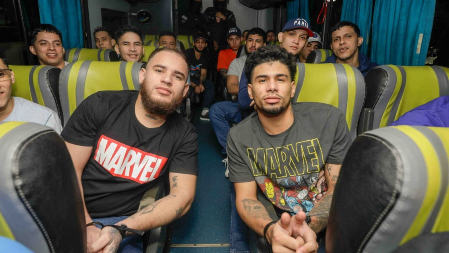 Venezolaner kehren nach Gefangenenaustausch mit USA aus El Salvador in Heimat zurück