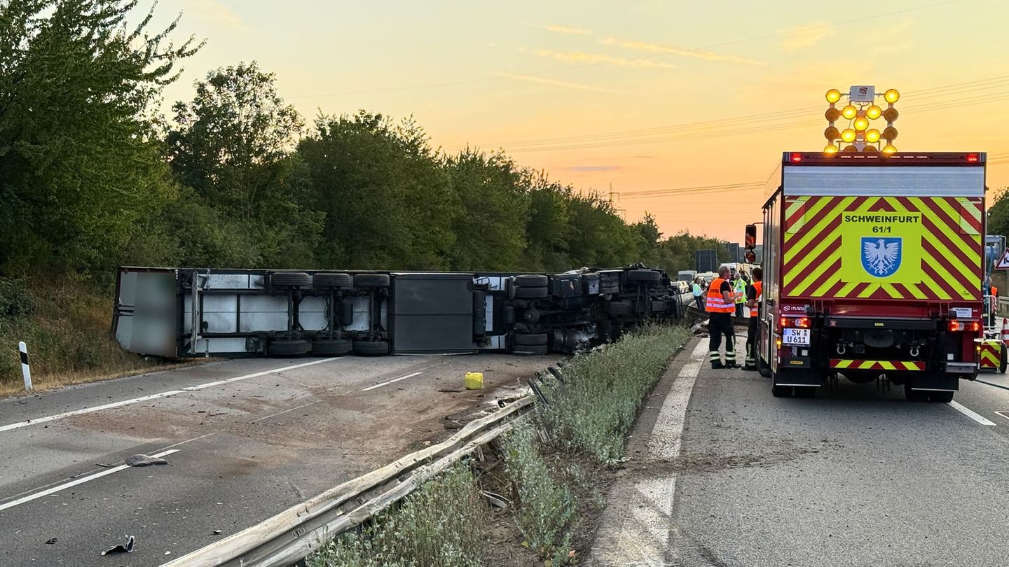 Unfall: Laster kippt um – Mehrere Hunderttausend Euro Schaden