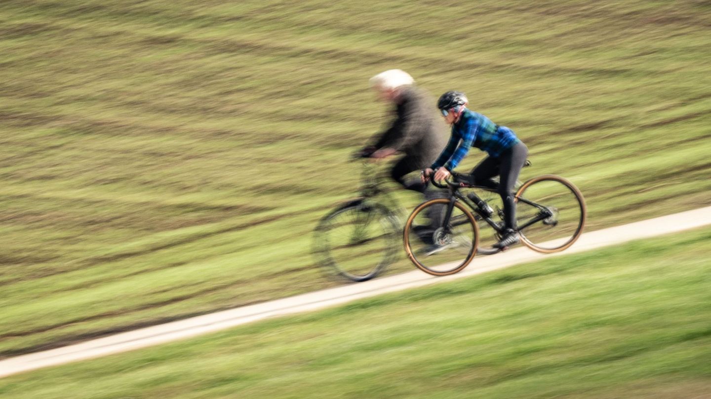 Hinterrad erfasst: E-Bike-Fahrerin bei Zusammenstoß mit Rennrad schwer verletzt