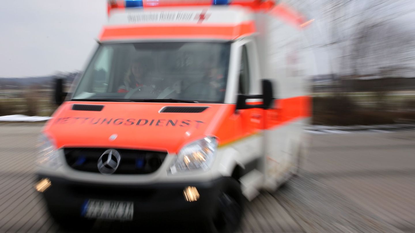 Mittelfranken: Mann greift Hotel-Mitarbeiter und Rettungssanitäter an