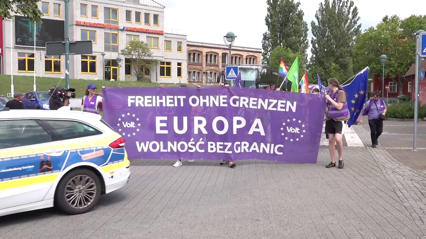 Deutschland und Polen: Innenminister: Grenzkontrollen nur so lange wie nötig – Demo