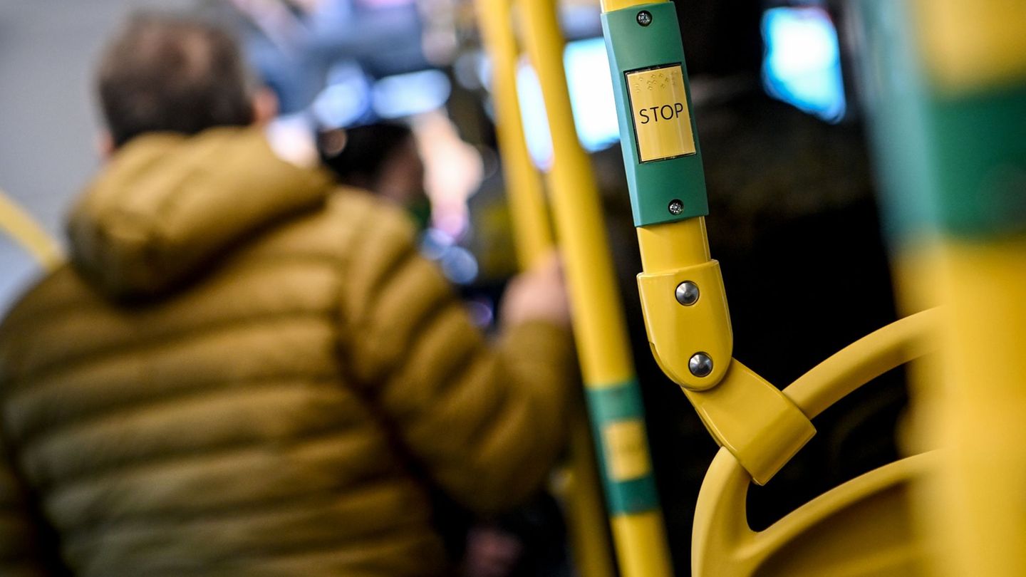 Kriminalität: Polizei: Betrunkener belästigt und schlägt 17-Jährige im Bus